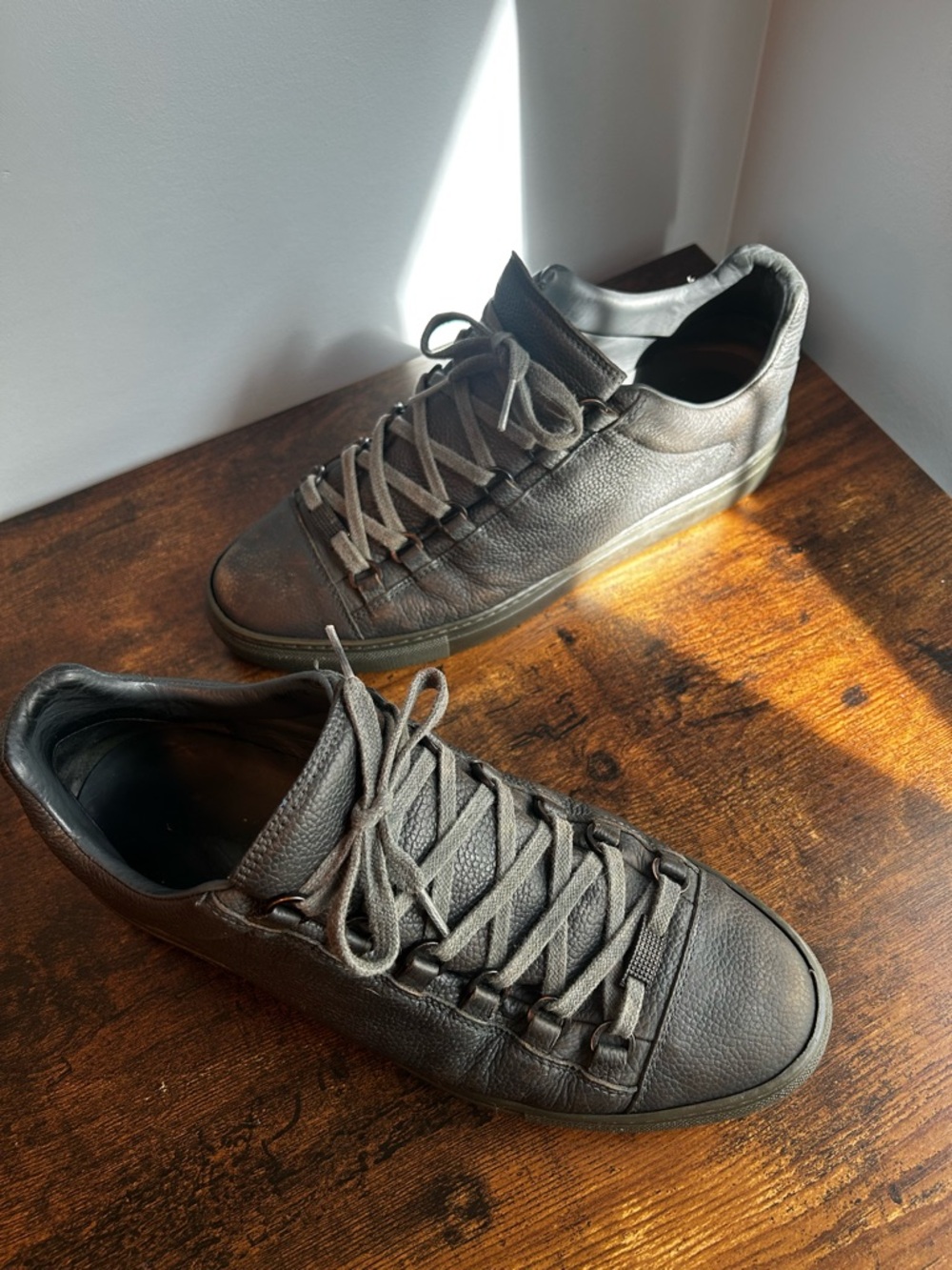 Balenciaga Arena Leather Low-Top Sneakers - Picture 11 of 12